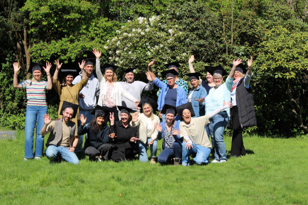 Die Absolventinnen und Absolventen des dritten Durchgangs der Trauerland-Ausbildung feiern ihren Abschluss.